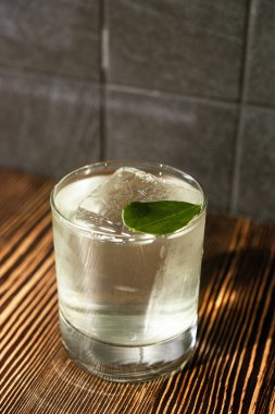 Bardakta taze bir kokteyl, içki konsepti.  
