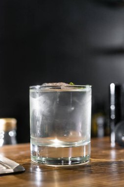 Bardakta taze bir kokteyl, içki konsepti.  