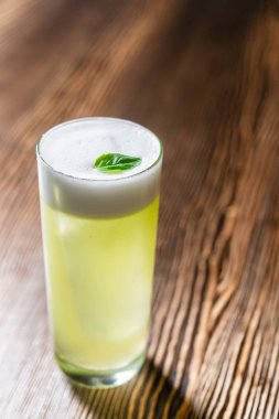 Bardakta taze bir kokteyl, içki konsepti.  