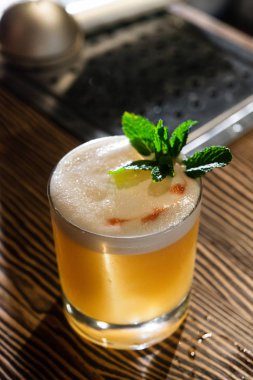 Bardakta taze bir kokteyl, içki konsepti.  