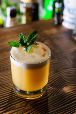 Bardakta taze bir kokteyl, içki konsepti.  
