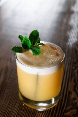 Bardakta taze bir kokteyl, içki konsepti.  