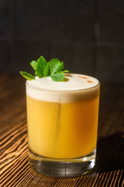 Bardakta taze bir kokteyl, içki konsepti.  