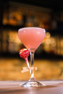 Bardakta taze bir kokteyl, içki konsepti.  