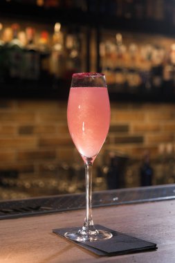 Bardakta taze bir kokteyl, içki konsepti.  