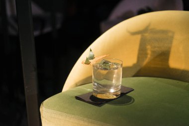 Bardakta taze bir kokteyl, içki konsepti.  