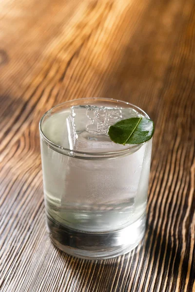 在玻璃杯中加入新鲜美味的鸡尾酒 喝的概念 — 图库照片