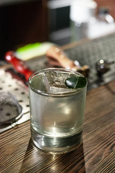 在玻璃杯中加入新鲜美味的鸡尾酒 喝的概念 — 图库照片