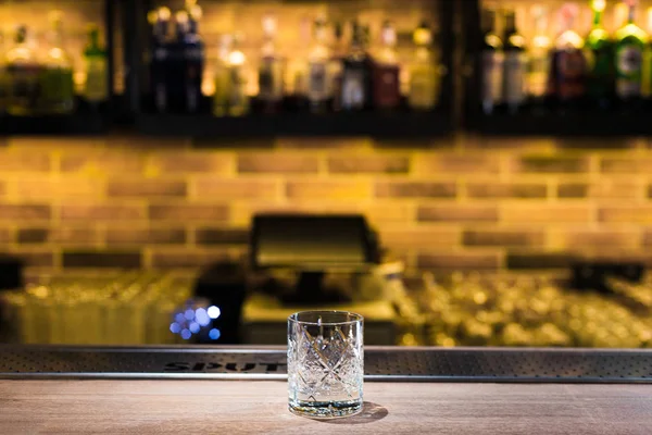 Bar Masasındaki Boş Bardağı Kapat — Stok fotoğraf