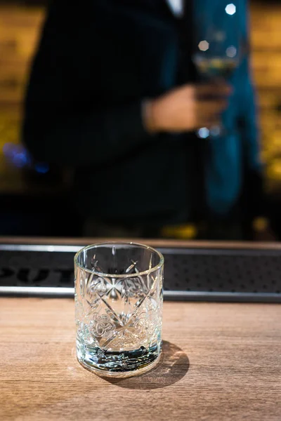 酒吧台旁的空玻璃杯关上 — 图库照片