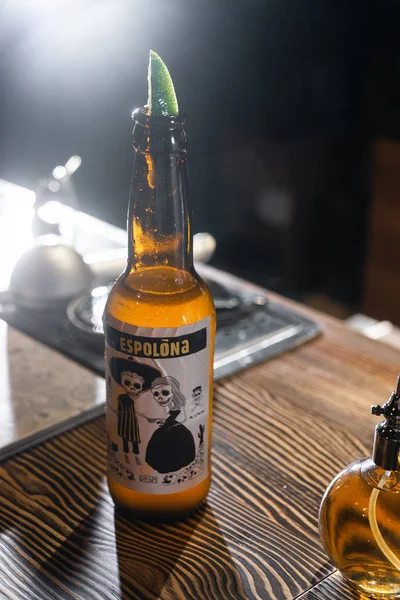 Gros Plan Bière Artisanale Avec Chaux Sur Table Bar Image En Vente