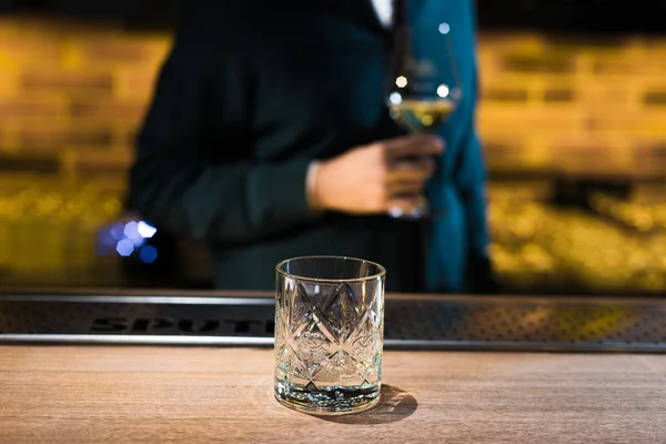 Bar Masasındaki Boş Bardağı Kapat Stok Fotoğraf