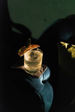 Bardakta taze bir kokteyl, içki konsepti.  