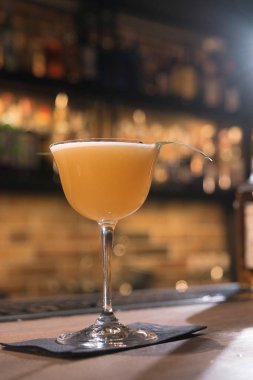 Bardakta taze bir kokteyl, içki konsepti.  