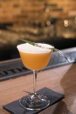 Bardakta taze bir kokteyl, içki konsepti.  