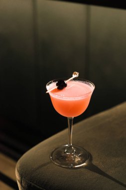 Bardakta taze bir kokteyl, içki konsepti.  