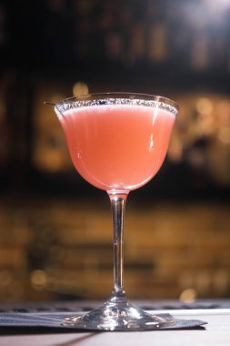 Bardakta taze bir kokteyl, içki konsepti.  