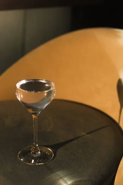 在玻璃杯中加满伏特加酒的概念 — 图库照片