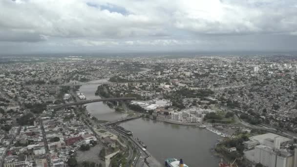 Luftaufnahme Des Stadtbildes Flussufer Bei Tag — Stockvideo