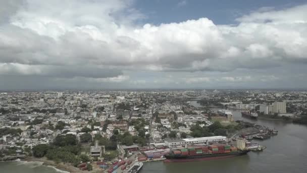 昼間の川沿いの街並みの空中風景 — ストック動画