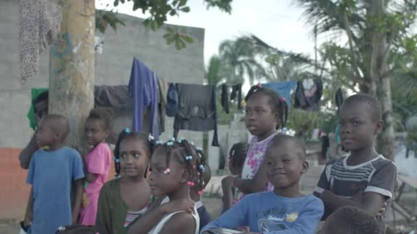 2018年1月14日 多明尼加共和国巴伐罗市 多明尼加当地村庄 孩子和成年人都被安置在路边的贫民窟中 — 图库视频影像