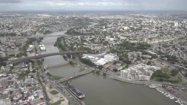 昼間の川沿いの街並みの空中風景 — ストック動画