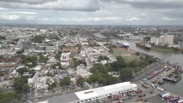 Вид Воздуха Город Вдоль Берега Реки Дневное Время — стоковое видео