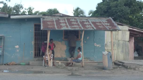 Bavaro Dominikana Stycznia 2018 Miejscowa Wioska Dominikańska Dziećmi Dorosłymi Wyjeżdża — Wideo stockowe