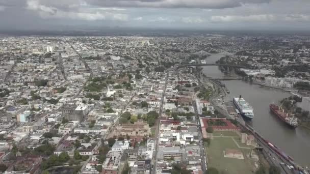 Luftaufnahme Des Stadtbildes Flussufer Bei Tag — Stockvideo