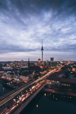 Bulutların üzerinde gece Berlin