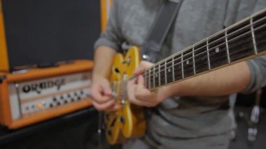 Gitar çalan müzisyen