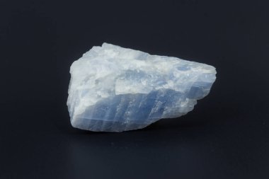 Apatit siyah arka plan üzerine