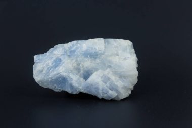 Apatit siyah arka plan üzerine