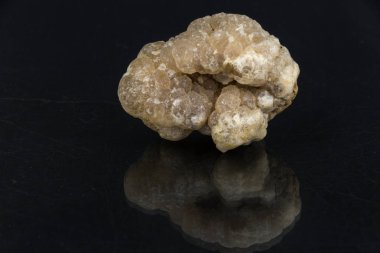 siyah arka plan üzerine yarı değerli taş