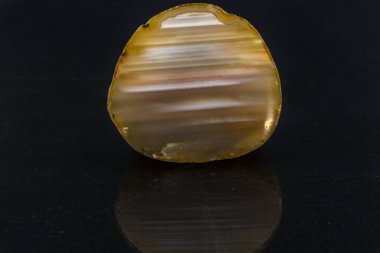 Siyah arka plan üzerine kesilmiş akik