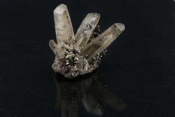 Siyah arka plan üzerinde Quarz kristalleri — Stok fotoğraf