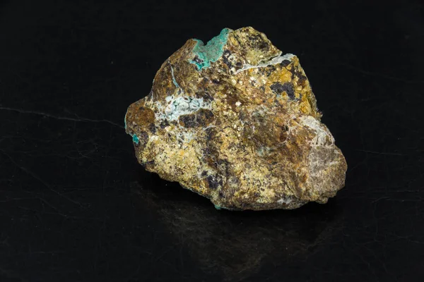 Mineral de cobre sobre fondo negro — Foto de Stock