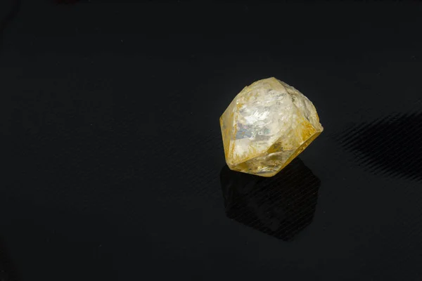 Güzel yarı değerli taş Quarz kristal siyah bir zemin üzerine — Stok fotoğraf
