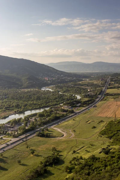 Mtsheta, Georgia. Antik Dünya Mirası, Gürcü Ortodoks Jvari Manastırı bahar Yeşil Vadi, doğal dağ Hills, bulutlu gökyüzü arka plan üzerinde.