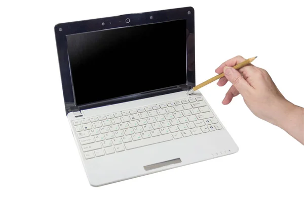Ręka z ołówkiem, naciskając przycisk zasilania na laptopie — Zdjęcie stockowe