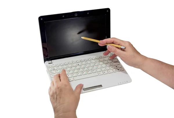Τοποθετήστε τα χέρια με ένα μολύβι στην οθόνη του φορητού υπολογιστή — Φωτογραφία Αρχείου