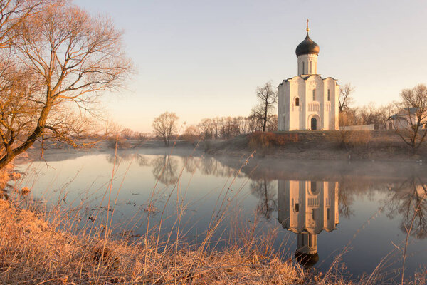 Горизонтальный вид древней церкви на рассвете, морозное утро, ранняя весна
