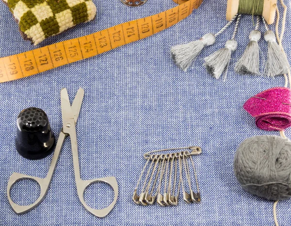 Bellamente dispuestos accesorios para la costura en un fondo vaquero — Foto de Stock