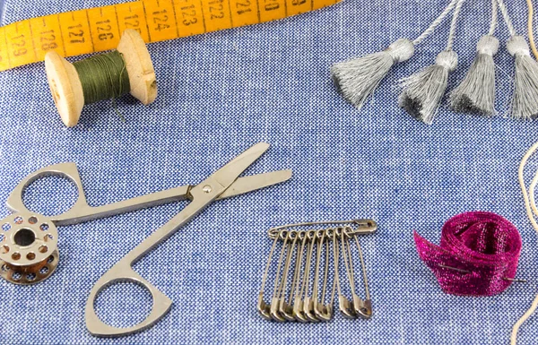 Bellamente dispuestos accesorios para la costura en un fondo vaquero — Foto de Stock