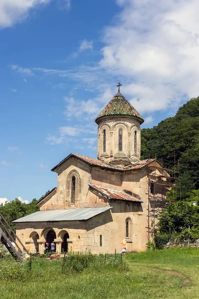 Ortodoks Kilisesi bir dağ manastırda bir yaz gününde — Stok fotoğraf