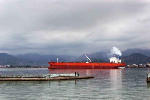 Lastfartyg som trafikerar i stilla vatten nära port av Batumi — Stockfoto