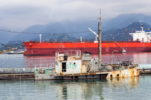 Stoppa inskription ombord på en sjunkna bogserbåten på den port av Batumi — Stockfoto