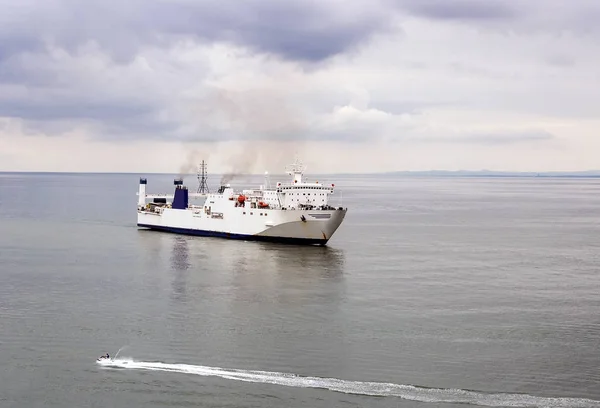 Nave da carico oceanica riparata da una tempesta nella baia del porto, Batumi, Georgia — Foto Stock