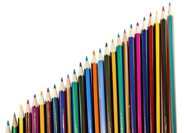 Beyaz arkaplanda izole edilmiş çok renkli kalemler