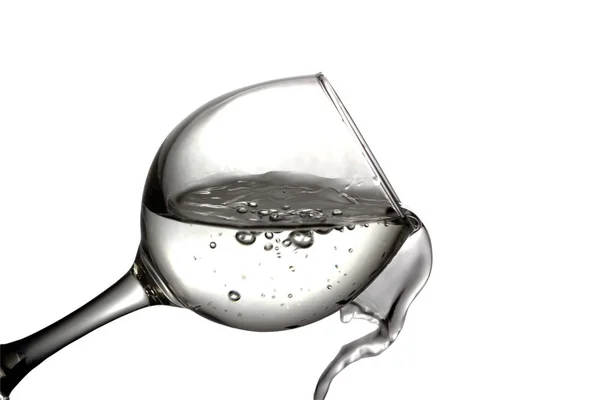 El agua se vierte en un vaso sobre un fondo blanco, imagen monocromática —  Fotos de Stock